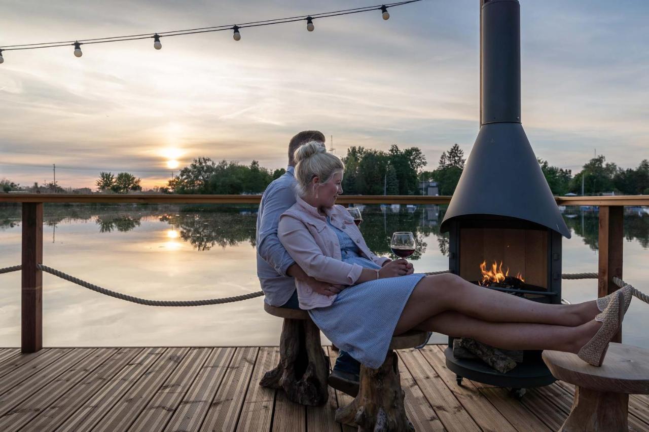 Lieblingsplatz Parey - Schwimmendes Iglu Hotel Luaran gambar
